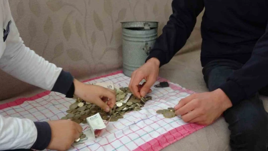 Yaşları küçük ama gönülleri büyük, kumbaralarını depremzedeler için bağışladılar