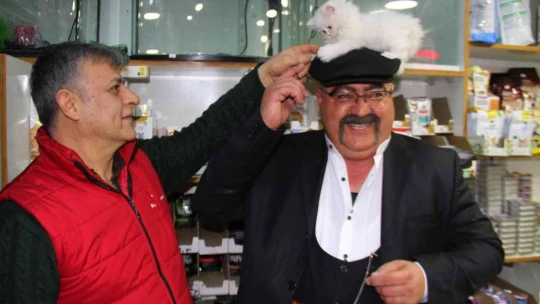 Yavru kediyle görüntüleri gülümsetmişti, her gün gidip kediyle vakit geçiriyor