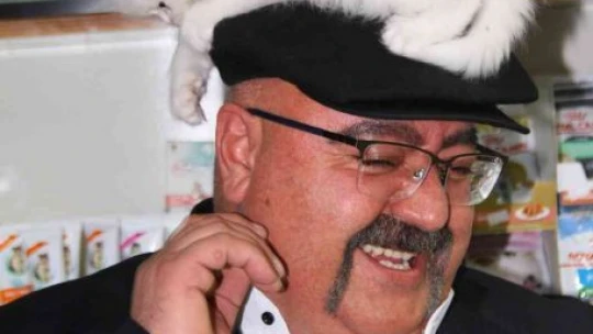 Yavru kediyle görüntüleri gülümsetmişti, her gün gidip kediyle vakit geçiriyor