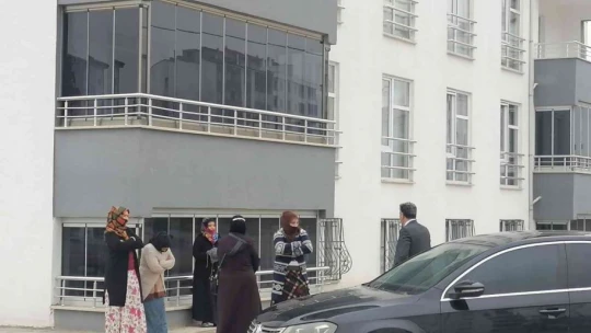 Yazıkonak'ta halkın öneri, istek ve şikayetleri kapı kapı ziyaret edilerek alınıyor