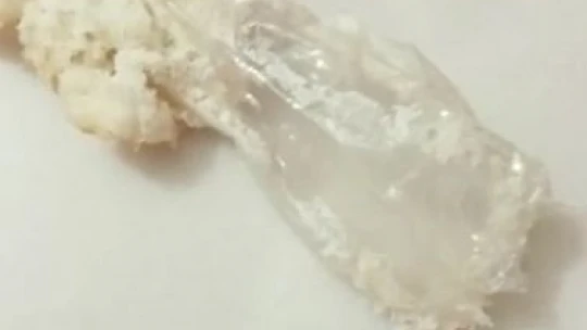 Yemek için aldıkları ekmeğin içerisinde poşet çıktı