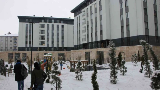 Depremzedeler evlerine kavuşmaya devam ediyor