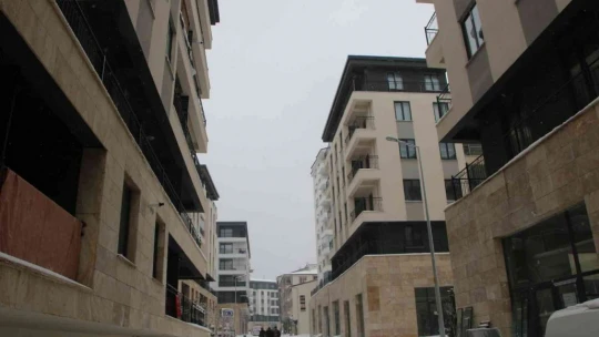 Depremzedeler evlerine kavuşmaya devam ediyor