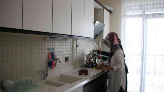 Depremzedeler evlerine kavuşmaya devam ediyor