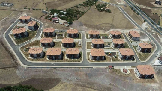 Yeni yuvalarına kavuşan deprem mağdurları: 'Evler 5 yıldızlı otel gibi'