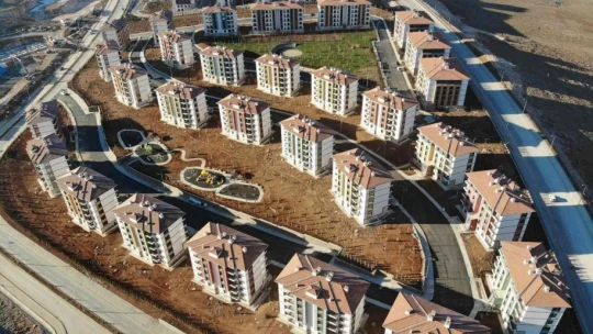 Yeni yuvalarına kavuşan deprem mağdurları: 'Evler 5 yıldızlı otel gibi'