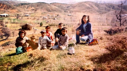 Yer aynı, arkadaşlar aynı, tarih farklı: Elazığ'da 7 çocukluk arkadaşı, 18 yıl sonra aynı yerde buluşup ayını fotoğrafı çektirdi