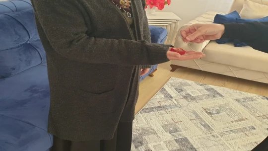 Yetimler Vakfı, Elazığ'da ev borcu olan iki yetim aileye altın yardımında bulundu