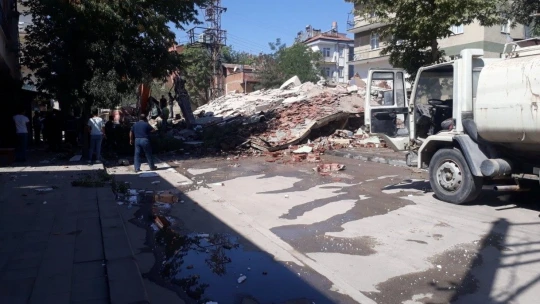 Yıkım esnasında göçük meydana geldi, iş makinası enkaz altında kaldı