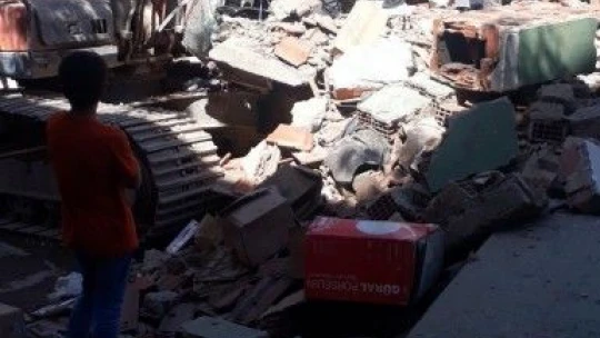 Yıkım esnasında göçük meydana geldi, iş makinası enkaz altında kaldı