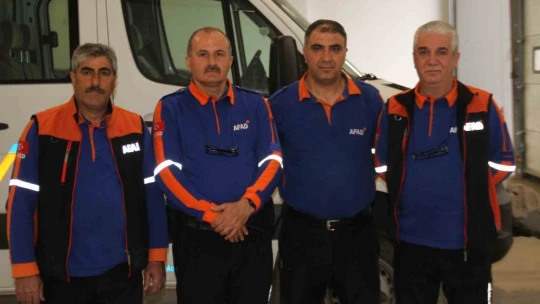 Yıkıntıların arasından 9 vatandaşı sağ kurtaran AFAD ekipleri o anları anlattı: ''Ailemizi ikinci plana bıraktık''