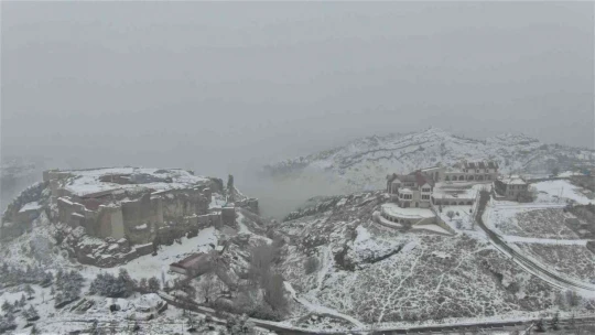 Yılın ilk karının yağdığı Harput'tan kartpostallık görüntülüler