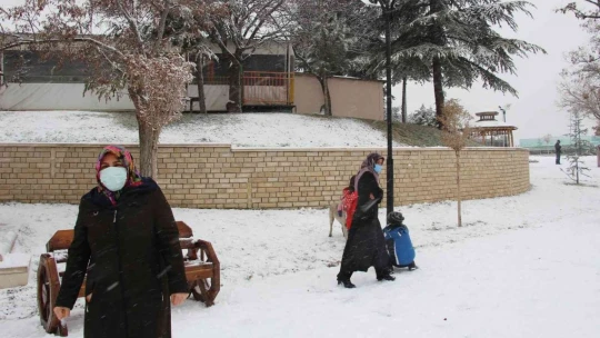 Yılın ilk karının yağdığı Harput'tan kartpostallık görüntülüler