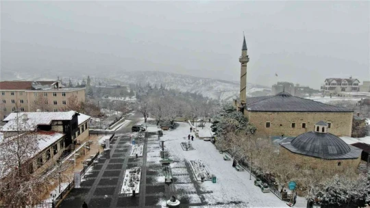 Yılın ilk karının yağdığı Harput'tan kartpostallık görüntülüler
