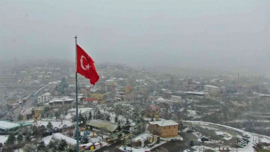 Yılın ilk karının yağdığı Harput'tan kartpostallık görüntülüler