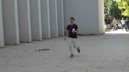 YKS'de ikinci oturum maraton koşusunu aratmadı, saniyeler ile sınava yetiştiler