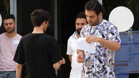 YKS'de ikinci oturum maraton koşusunu aratmadı, saniyeler ile sınava yetiştiler