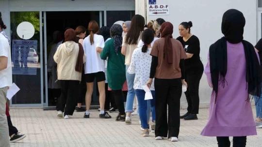 YKS'de ikinci oturum maraton koşusunu aratmadı, saniyeler ile sınava yetiştiler