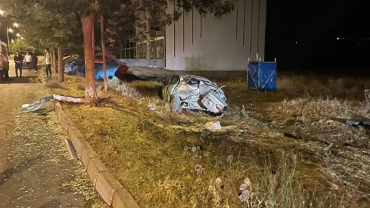 Yol kenarındaki ağaçlara çarpan otomobil hurdaya döndü: 2 yaralı