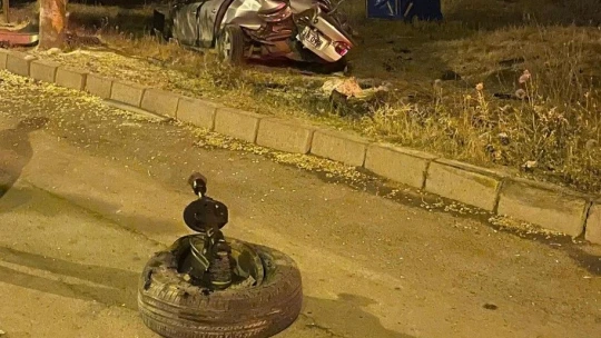Yol kenarındaki ağaçlara çarpan otomobil hurdaya döndü: 2 yaralı
