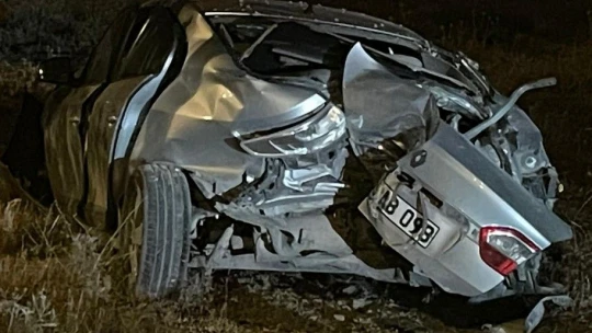 Yol kenarındaki ağaçlara çarpan otomobil hurdaya döndü: 2 yaralı