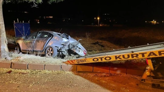Yol kenarındaki ağaçlara çarpan otomobil hurdaya döndü: 2 yaralı