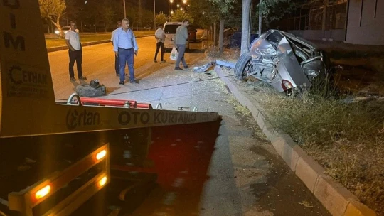 Yol kenarındaki ağaçlara çarpan otomobil hurdaya döndü: 2 yaralı