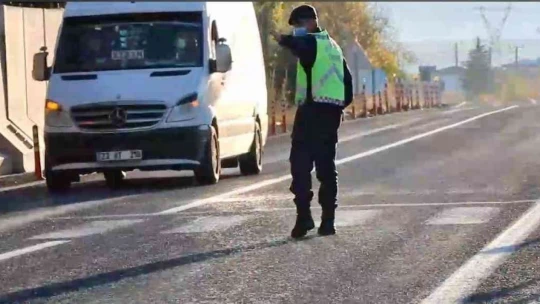 Yolcu kılığına giren jandarma ekipleri, minibüs ve otobüslerde denetim yaptı