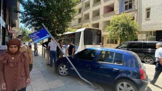 Yolcu otobüsü ile otomobil çarpıştı: 1 yaralı