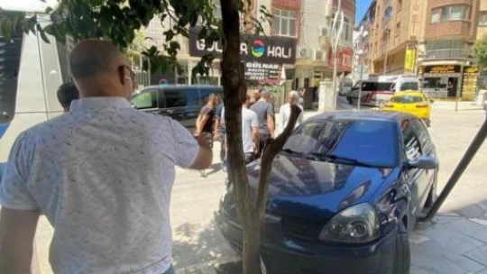 Yolcu otobüsü ile otomobil çarpıştı: 1 yaralı