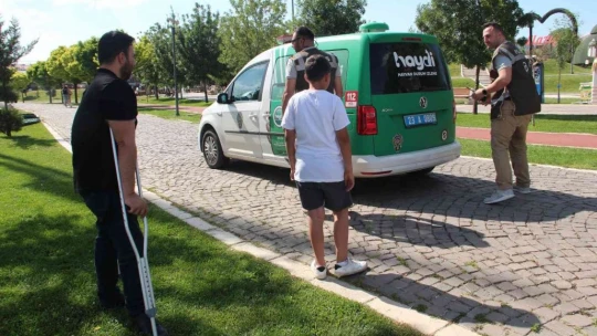Yolda buldukları yaralı Ebabil kuşunu tedavi edip HAYDİ ekiplerine teslim ettiler