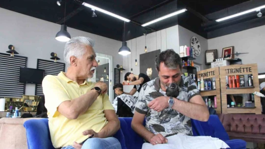 Yolda bulunan karga, kuaför salonunun maskotu oldu: Müşteriler bahşiş bile veriyor