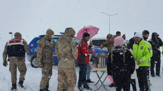 Yolda kalan araçlara zincir takan güvenlik güçlerinden sürücülere çorba ikramı