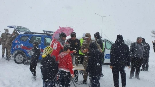 Yolda kalan araçlara zincir takan güvenlik güçlerinden sürücülere çorba ikramı