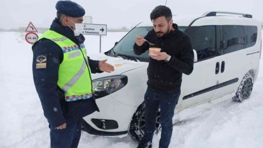 Yolda kalan araçlara zincir takan güvenlik güçlerinden sürücülere çorba ikramı