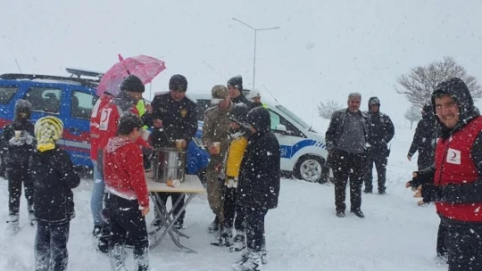 Yolda kalan araçlara zincir takan güvenlik güçlerinden sürücülere çorba ikramı