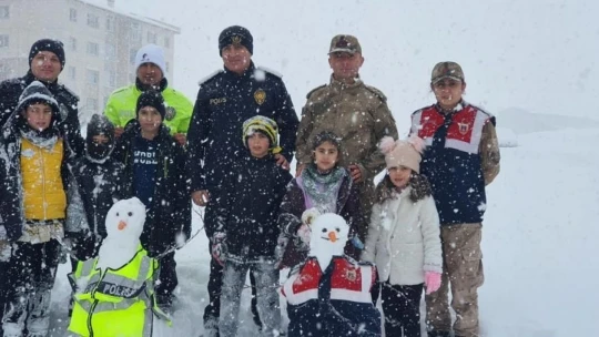 Yolda kalan araçlara zincir takan güvenlik güçlerinden sürücülere çorba ikramı