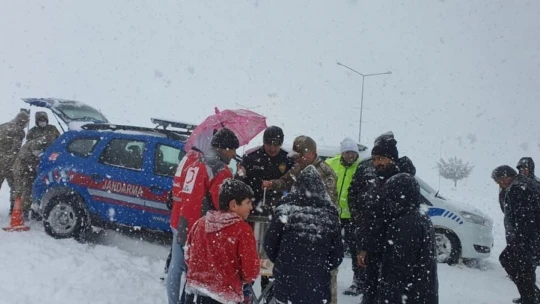 Yolda kalan araçlara zincir takan güvenlik güçlerinden sürücülere çorba ikramı