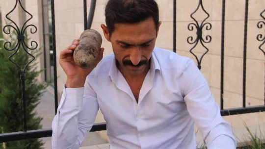 Yolda yürürken ayaklarına takılan cismi ne olduğunu araştırıyorlar
