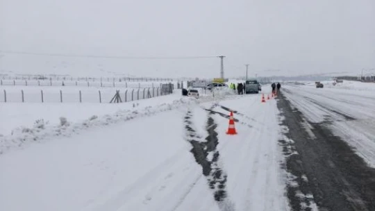 Yoldan çıkan otomobil kara saplandı: 3 yaralı