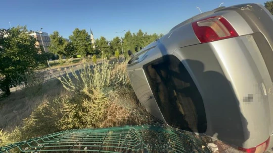 Yoldan çıkıp takla attı, sürücünün burnu bile kanamadı