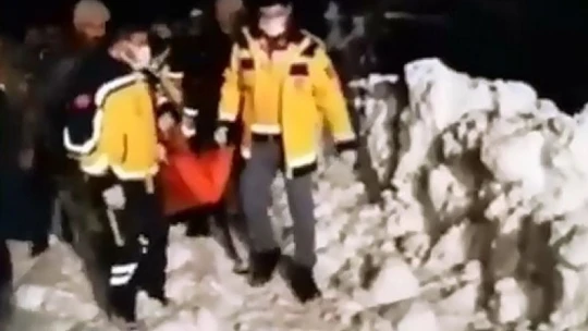 Yollar kapandı, ekipler hastalanan 85 yaşındaki vatandaş için seferber oldu
