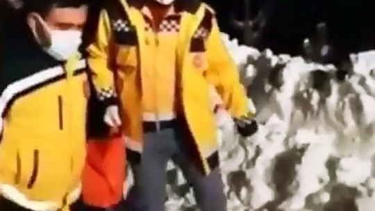 Yollar kapandı, ekipler hastalanan 85 yaşındaki vatandaş için seferber oldu