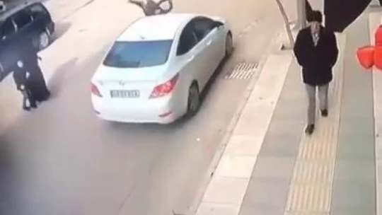 Yolun karşısına geçmek isteyen çocuğa araç çarptı, kaza anı güvenlik kamerasına yansıdı