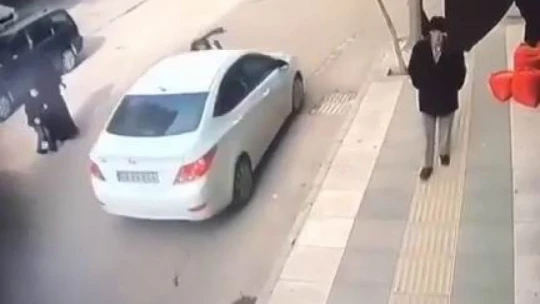 Yolun karşısına geçmek isteyen çocuğa araç çarptı, kaza anı güvenlik kamerasına yansıdı