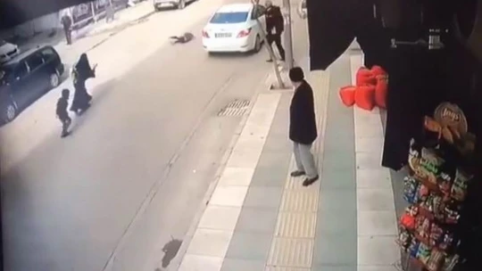 Yolun karşısına geçmek isteyen çocuğa araç çarptı, kaza anı güvenlik kamerasına yansıdı