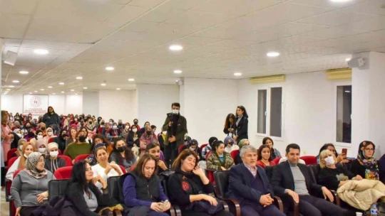 Yönetmenler ve oyuncular yurtlarda kalan öğrencilerle buluştu