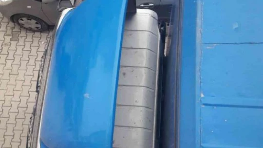 Yüksekliği hesaplayamadı, kamyoneti balkon duvarına sıkıştırdı