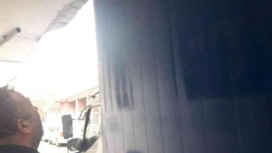 Yüksekliği hesaplayamadı, kamyoneti balkon duvarına sıkıştırdı