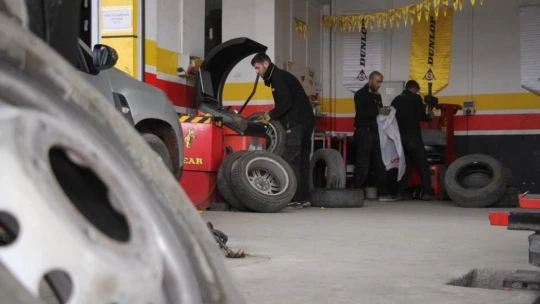Zorunlu kış lastiği uygulaması öncesi oto lastikçilerde yoğunluk